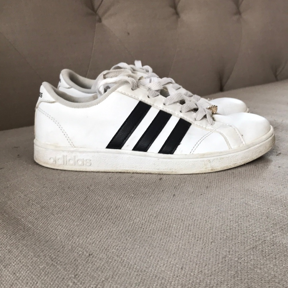 White adidas youth baseline sneakers